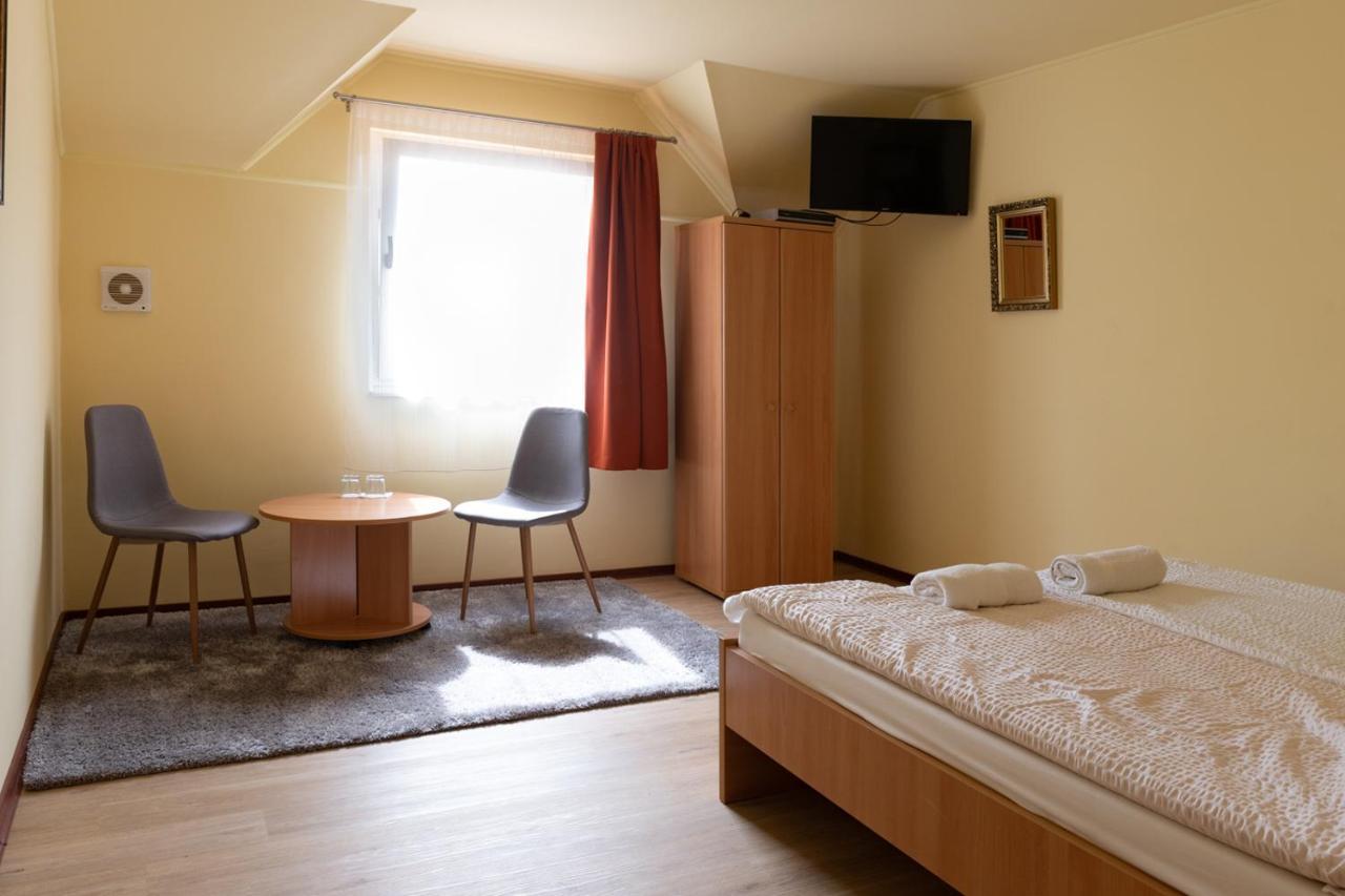 Kiraly Lovastanya Panzio Bed & Breakfast Janoshalma Luaran gambar