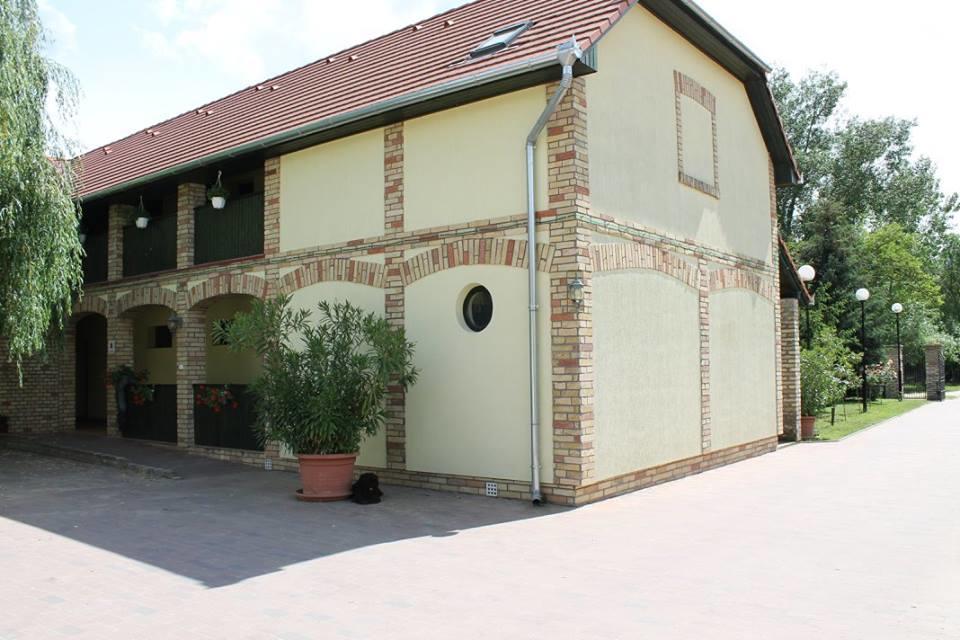 Kiraly Lovastanya Panzio Bed & Breakfast Janoshalma Luaran gambar